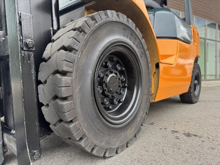 トヨタ 2.5t フォークリフト フロントタイヤ