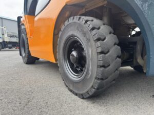 トヨタ 2.5t フォークリフト リヤタイヤ