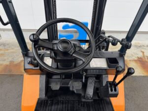 トヨタ 2.5t フォークリフト 運転席