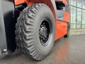 トヨタ1.5t バッテリー フォークリフト フロントエアタイヤ