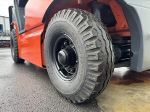 トヨタ1.5t バッテリー フォークリフト リヤエアタイヤ