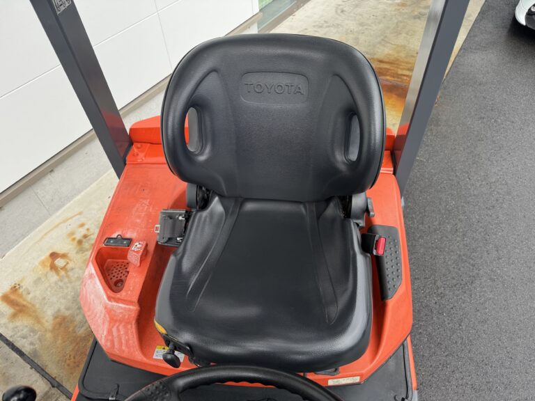 トヨタ1.5t バッテリー フォークリフト 座席シート