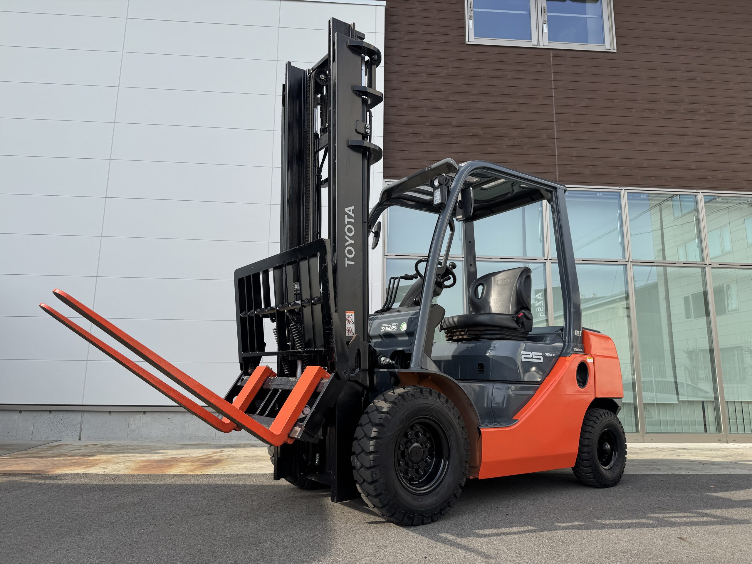 「【極上車】トヨタ 2.5t ディーゼル ヒンジ付フォークリフト / 美機 / 即戦力」を詳しく見る