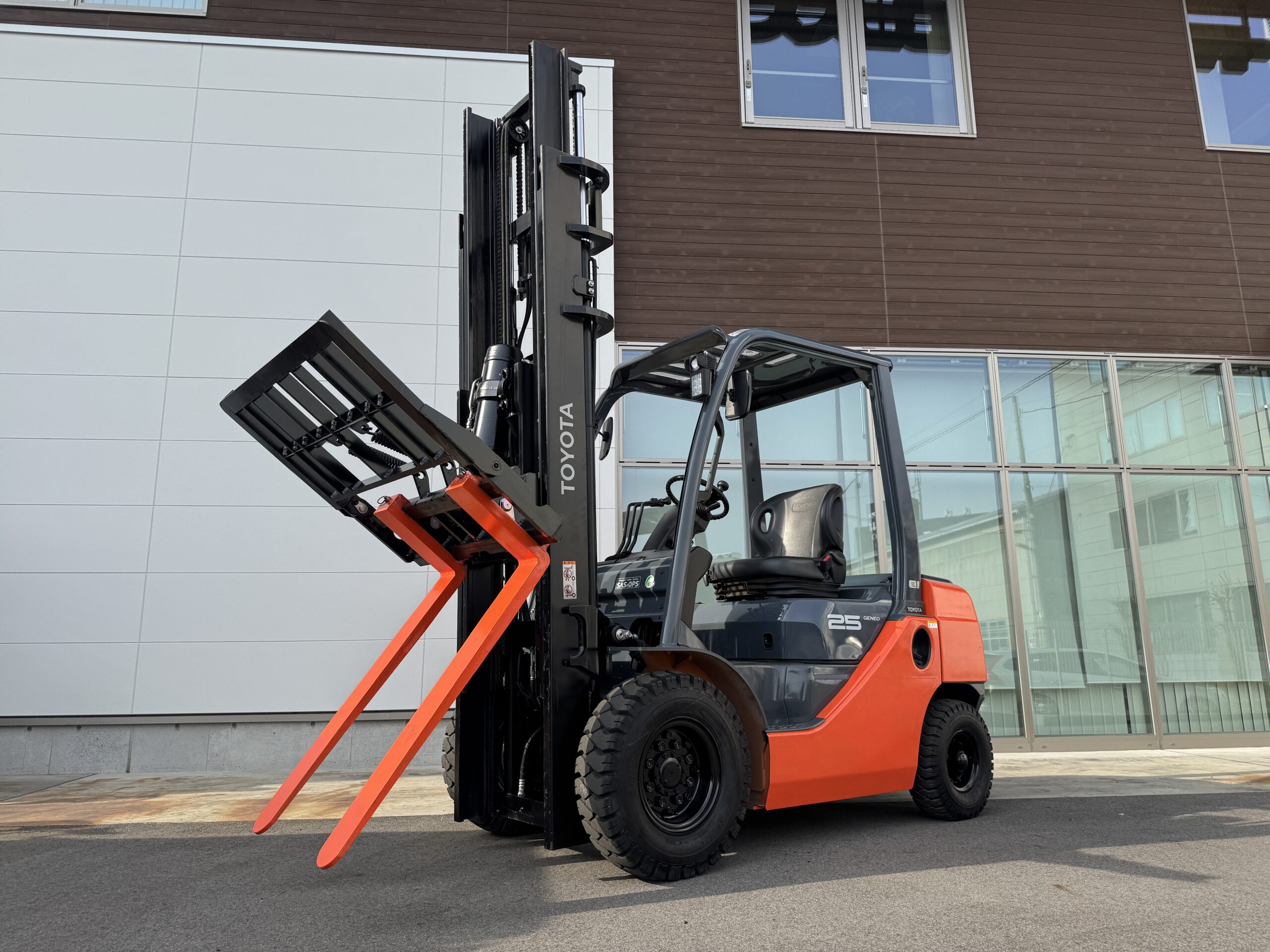 フォークリフト 10～16tonエンジンフォークリフト | 製品情報 | トヨタL＆F