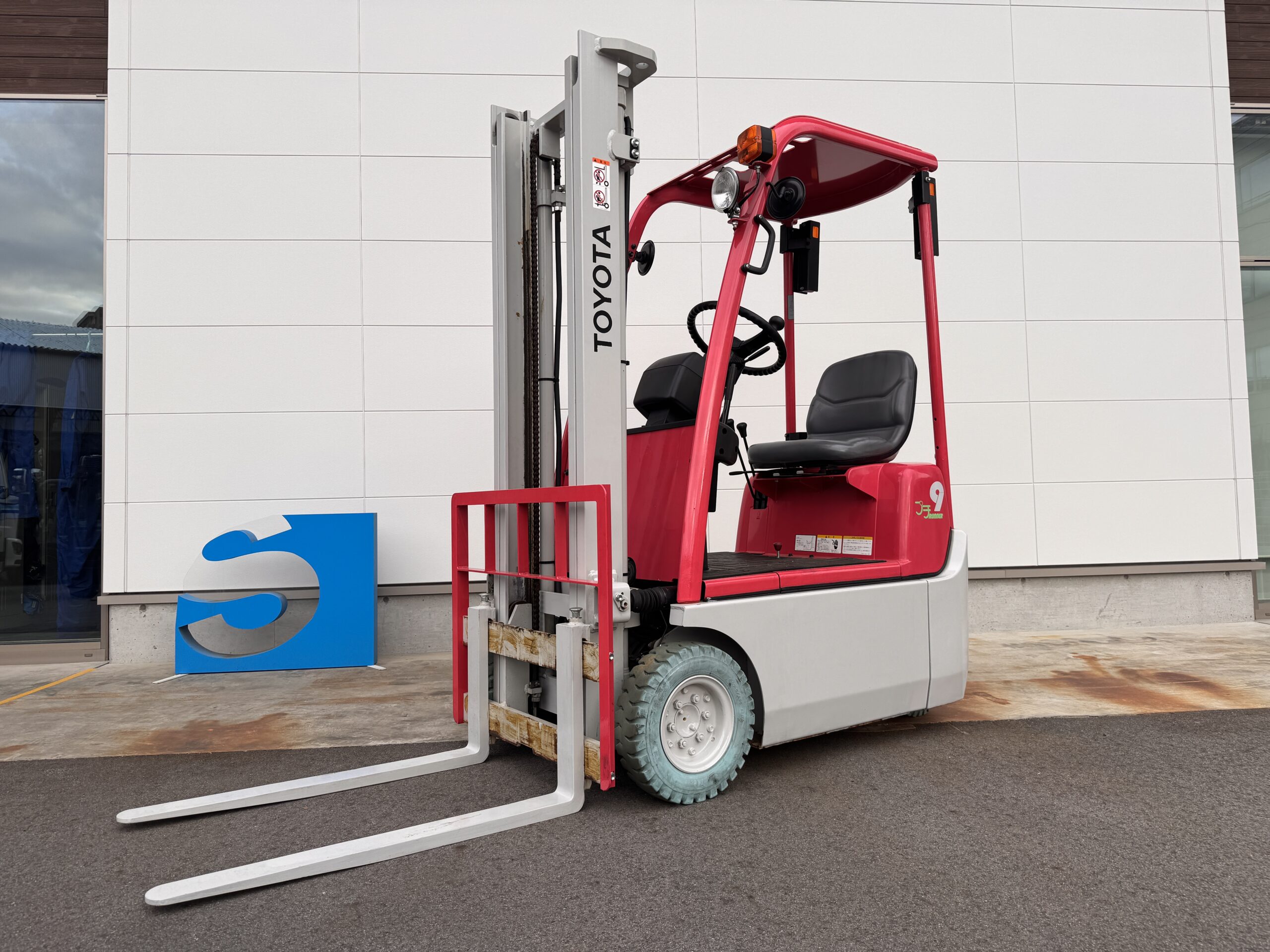 「コンパクト・倉庫作業に最適！トヨタ 0.9t 電動フォークリフト 2017年式」を詳しく見る