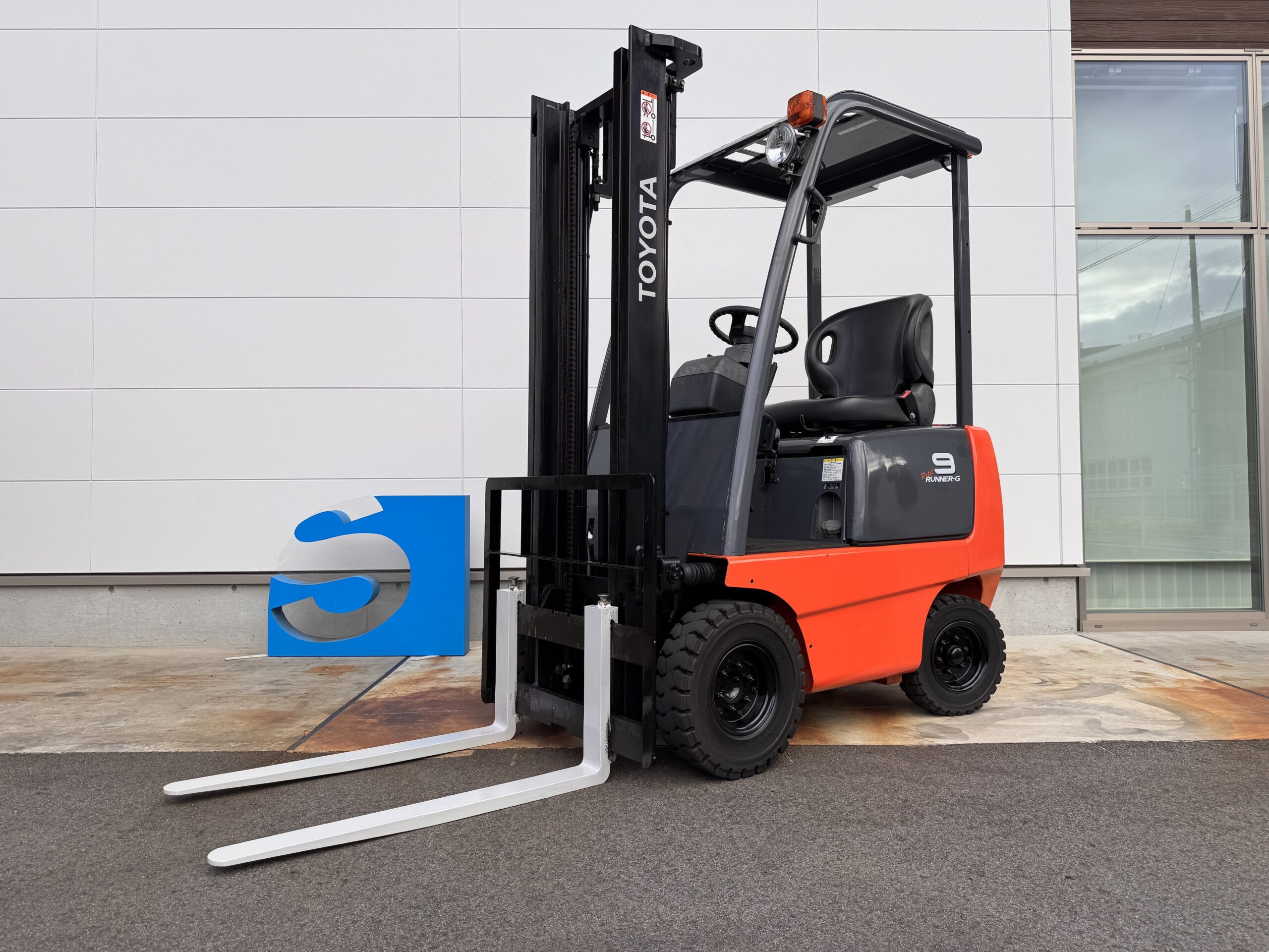 「トヨタ 900KG ガソリンフォークリフト【3FG9】」を詳しく見る