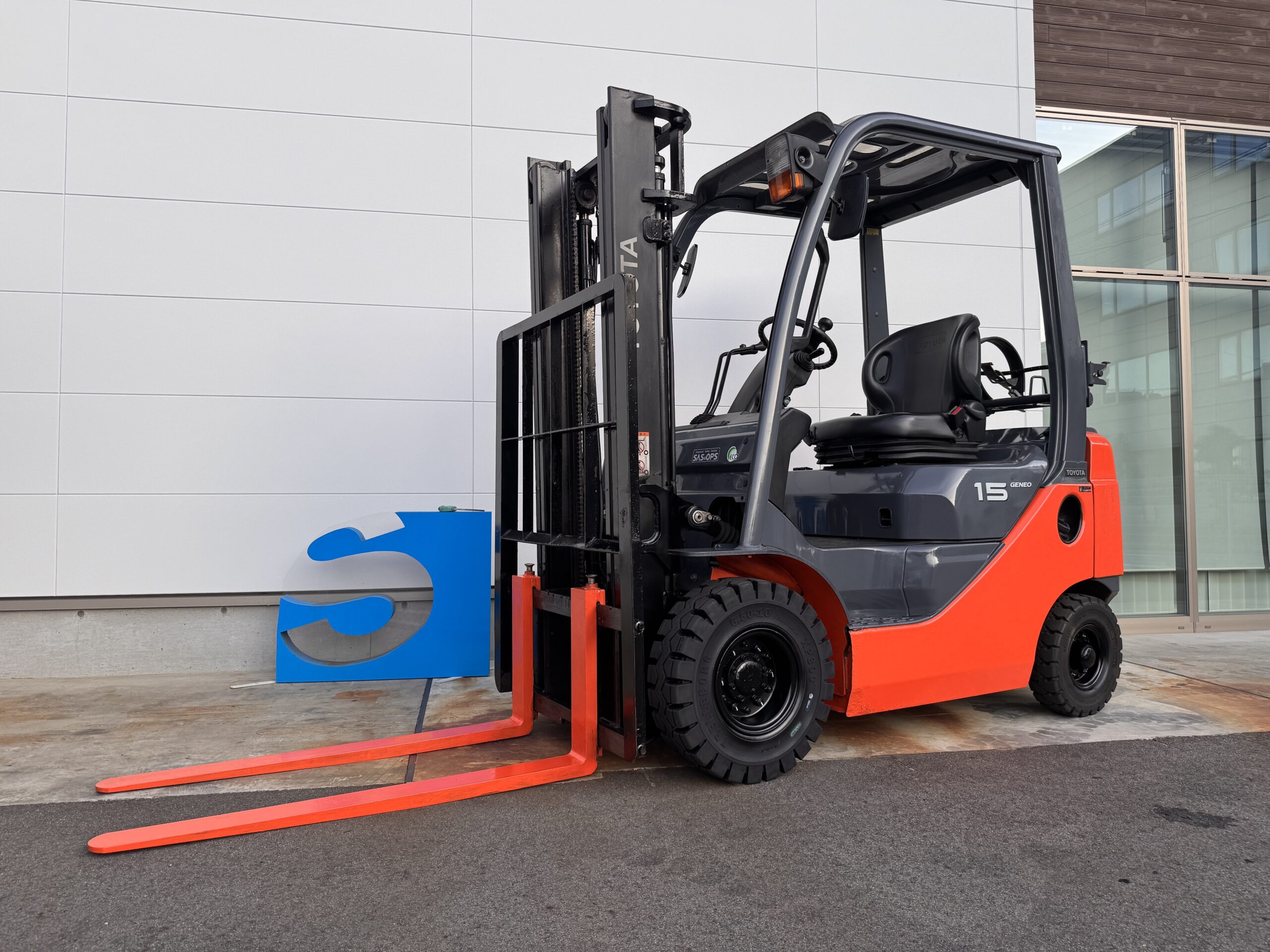 「トヨタ 1.5t ガソリン/LPG フォークリフト【02-8FG15】」を詳しく見る